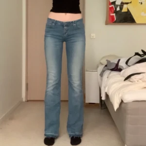 Utsvängda jeans - Riktiga y2k jeans från fishbone. Köpta secondhand i Köpenhamn. Så fina detaljer, lågmidjade och utsvängda! Har dålig kamera men skriv för fler bilder! <3