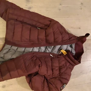 Parajumper jacka  - Hej en nästan helt ny Parajumper Jacka i storlek Young Medium som motsvarar 164 cm, skriv om ni är intresserade!