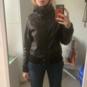 Skinnjacka - Skinnjacka med luva, från peak performance i storlek M. Så fin och relativt fodrad så funkar till vintern. Min kamera är trasig så ber om ursäkt för dålig kamerakvalitet! <3