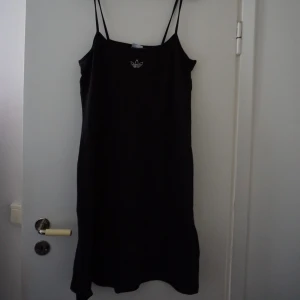 Adidas klänning - Oanvänd Adidas klänning. Splits i nedre högra sida. Frakt ingår i pris.  Allt jag säljer vill jag bli av med innan den 20/11 då jag flyttar utomlands, pruta på och om ni vill ha fler produkter kan jag lösa paketpris💯