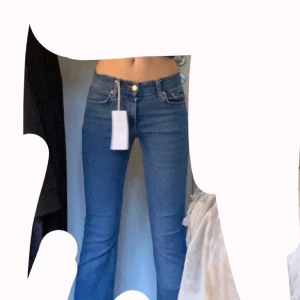 Jeans - Super fina lågmidjade jeans från Gina tricot, aldrig använda, aldrig kommit till användning så de är därför jag säljer dom. Köpte i somras, dom är i storlek 32 och köptes för 500 och säljer för 250 ❤️ frakt tillkommer 