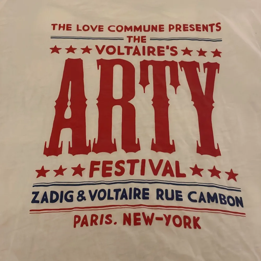 Säljer nu en vit tröja från Zadig & Voltaire pågrund av att den inte kommer till användning. Använt ca 2 gånger 💗 . T-shirts.