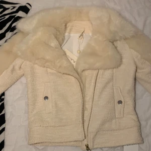 Vit pälsjacka  - Jätttte jätte fin märkesjacka ifrån forloveandlemons. Orginal pris ligger runt 1000-2000 om inte mer men jag säljer för mycket billigare. Säljer då den är lite för liten för mig i storleken 💗Ettiketten är fortfarande på💗Aldrig använd och är lite vit-beige