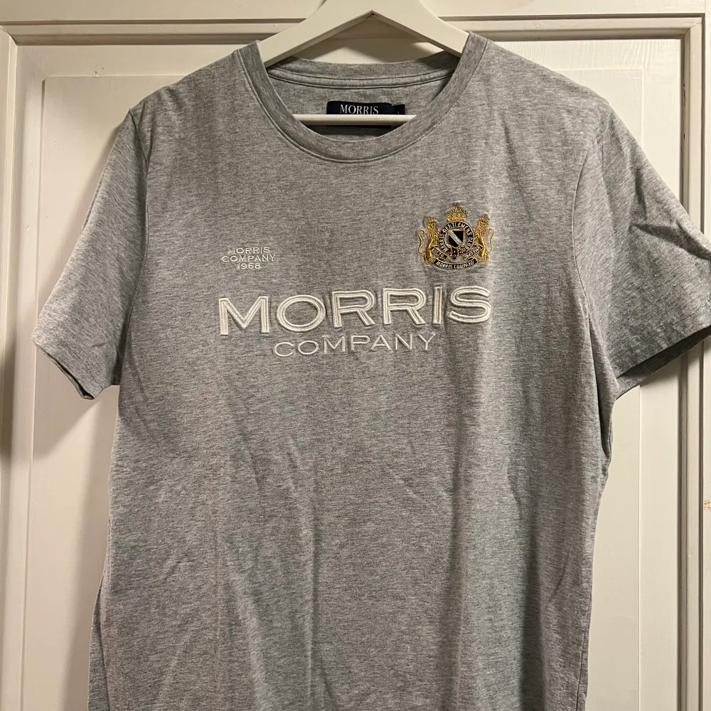 Snygg grå T-shirt från Morris i fint skick! Herrmodell storlek L.. T-shirts.