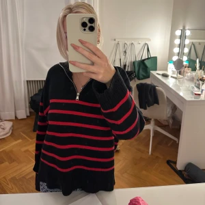 Stickad tröja - Superfin randig stickad tröja från Zara, fint skick men kommer inte till så mycket anvöndning av mig längre!😇