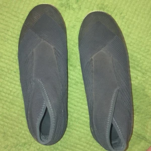 Adidas inneskor  - Tjena! Här har jag ett par inne skor till dig som behöver! Är det så att du vill att jag fixar till de lite (tvättar till de) så gör jag det. Funkar till dig som bara vill ha inneskor men främst kanske till de som gillar fotboll. 