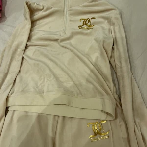 Juicy couture sett - Juicy couture sett i jättebra skick. Säljer för att den inte kommer till användning. Riktiga färgen är på sista bilden. fraga om fler bilder. Köparen star för frakten