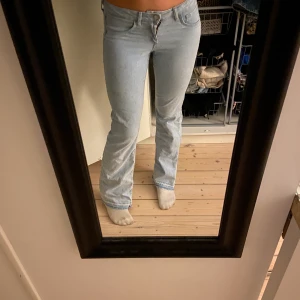 Lågmidjade jeans från HM - Säljer mina lågmidjade jeans som är slutsålda överallt då dom ej kmr till användning💓