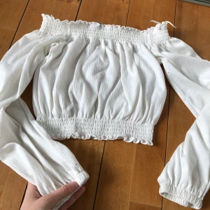 Vit tröja - Superfin vit tröja som tyvärr inte kommer till användning. Har ingen bild på. Frakt tillkommer på 40kr. är dock lite osäker på om jag vill sälja, så kanske tar bort om ingen är intresserad:)