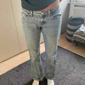 Lågmidjade raka jeans från weekday, as snygga och sitter bra💙 jag är ca 174 och de är tillräckligt långa!! Skriv privat vid intresse😘 (Köparen står för frakten)