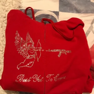 Rhinestone hoodie  - Säljer min rhinestone hoodie då den inte kommer till användning längre, inga defekter dock har tröjan inga snören💕
