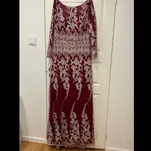 Festklänning köpt från en butik i Istanbul. Aldrig använd. Kan testas innan köp. Storlek L/XL Köpt för 1500 kr Säljs för 800 kr (Pris kan diskuteras)