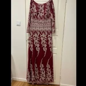 Festklänning  - Festklänning köpt från en butik i Istanbul. Aldrig använd. Kan testas innan köp. Storlek L/XL Köpt för 1500 kr Säljs för 800 kr (Pris kan diskuteras)