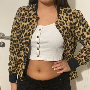 Kofta med leopardmönster från VeroModa - En kofta från Vero Moda i leopardmönster som inte kommer till användning, jättebra skick.