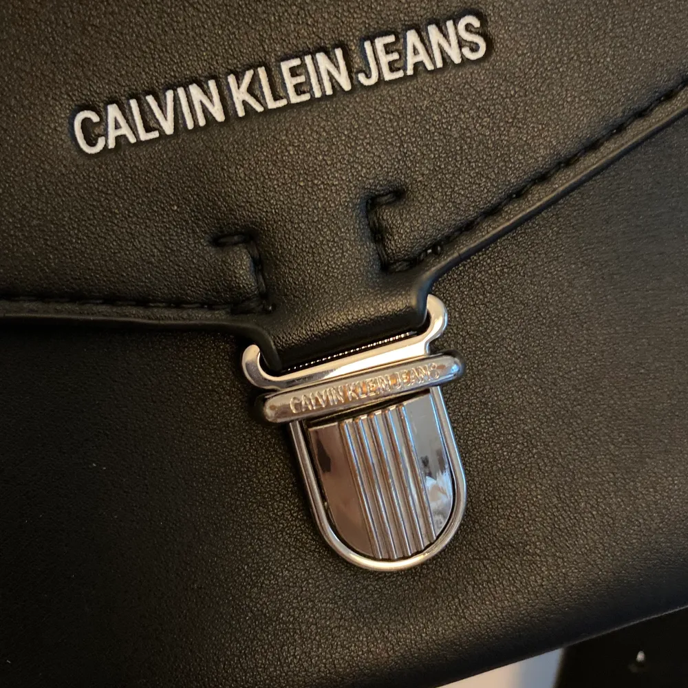 Svart crossbody väska i skinn från Calvin Klein. Använd men i gott skick.. Väskor.