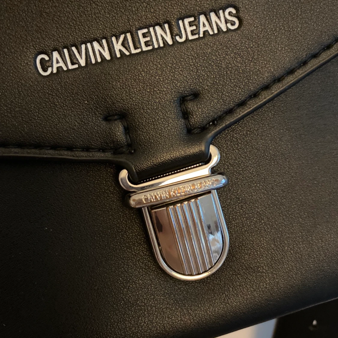 Calvin Klein crossbody väska - 90