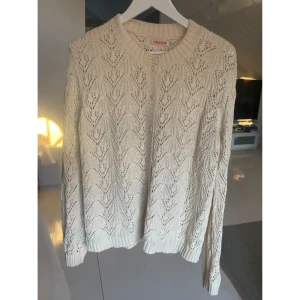 Stickad vit kofta - Luftigt stickad kofta från Indiska i strl M. Passar även mig som är strl L i storlek. Sparsamt använd och i fint skick.