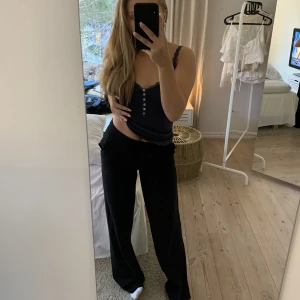 SVEA topp - Marinblå söt SVEA topp/linne med spets, knappt använd, utmärkt skick. St S. 🫶🏼💕