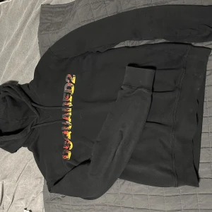 Dsquared2 hoodie - Storlek M Lappen har lossnat men finns kvar Använt skick