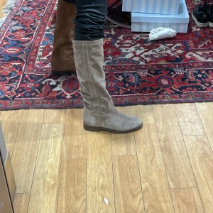 Grå/beige stövlar - Säljer ett par såå snygga HELT nya stövlar. ANVÄNDA EN GÅNG. Säljer pga för liten storlek för mig! Skriv för fler bilder!