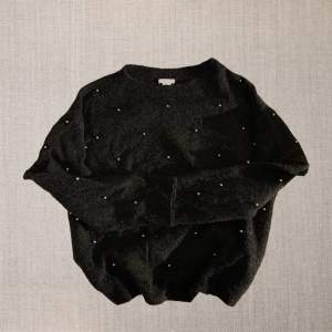 Säljer denna jättesköna stickade tröjan med silvriga pärlor på framsidan 🖤 finns i dm för frågor/bilder, köpare står för frakt 📦 
