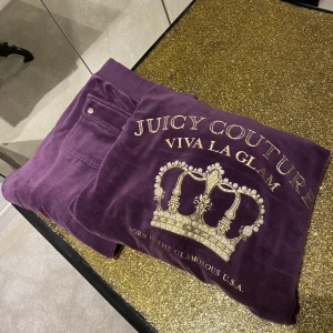 Juicy couture dress - Köpt i LA i juicy couture butiken. Köpte den för 2500-3000kr men den är använd en del. Om många är intresserade kommer det bli budgivning💗byxorna och tröjan är i strl S.