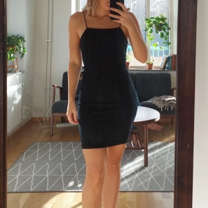 Svart ribbad klänning  - Svart ribbad klänning, stretchig matrialt som följer kroppen fint 🖤