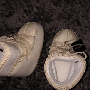 BEIGA MOON BOOTS - Säljer nu mina beiga moon boots i superbra skick då de endast är använda 2-3 gånger (i snön)💕Strl 39-41⭐️ VARMA & bekväma att gå i! Nypris: 1400 kr & jqg säljer de för 700 kr + frakt eller så möts vi upp. SISTA BILDEN ÄR SKICKET NU! som nya❣️