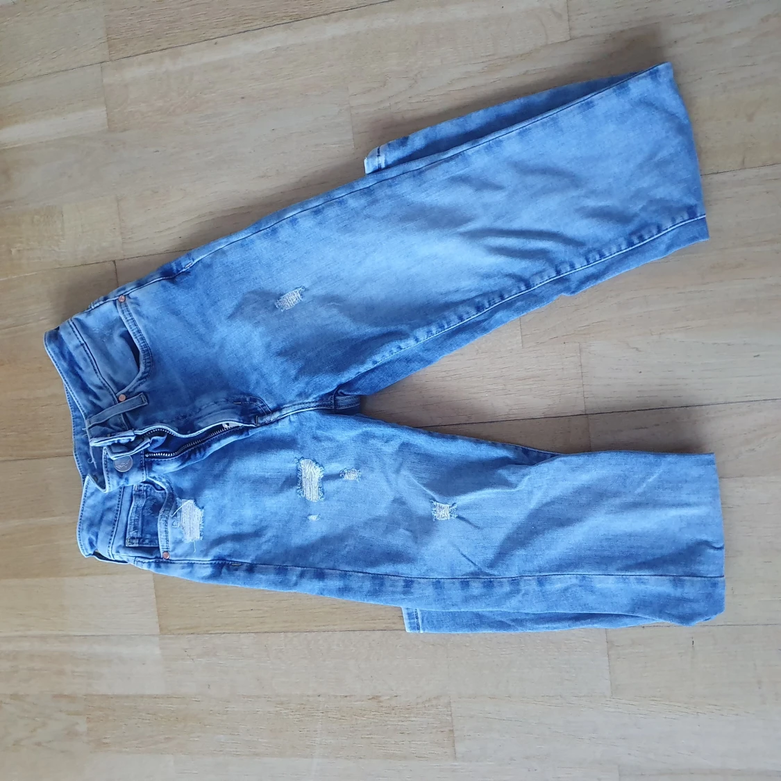 2par jeans med slitningar