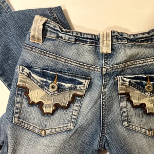 Lågmidjade Jeans!! - Säljer dessa sjukt snygga och unika lågmidjade bootcut jeans!!! Det står ingen storlek men skulle säga att dom är S💗 Midjemått:72cm❤️‍🔥Innerbenslängden: 74cm❤️‍🔥
