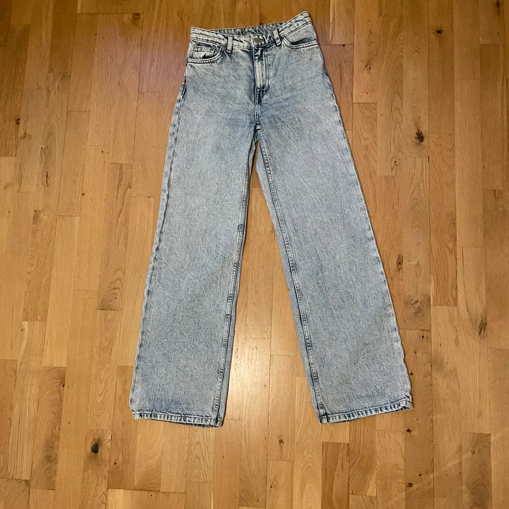 Säljer mina fina och sköna Monki jeans. De är något slitna i nederkant på benen men annars fin skick. Köparen står för frakten. Jeans & Byxor.
