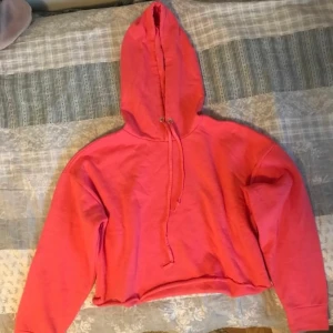 Croppad hoodie neon rosa - Neon rosa croppad hoodie i stl xs/s 