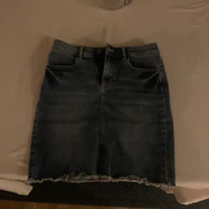 Jeanskjol  - Normal i storlek, lite kortare modell, stretchigt material. Tvättad färg men annars lite mörkare blå.