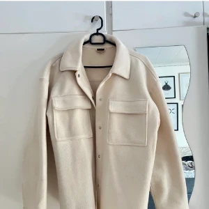Gina tricot kappa  - En jätte fin beige vitt kappa från gina.Lånad bild skriv för fler bilder.perfekt för hösten och våren.