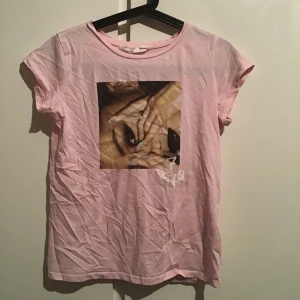 Ariana grande tshirt!  - FRAKT: 45kr  PRIS KAN DISKUTERAS VID SNABB AFFÄR! -knappt använd bara skrynklig pga legat i garderoben 😅 