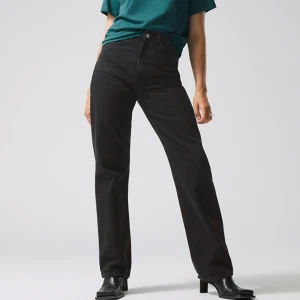 Weekday jeans - Weekday Rowe jeans i färgen ”Echo black”. Så snygg passform men har tyvärr blivit för små för mig. De är i bra skick och i stl. 26/32
