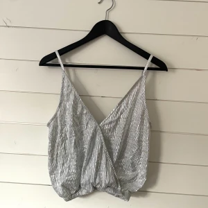 Glitter linne - Så snyggt linne från Gina Tricot storlek XS, passar även S skulle jag säga! Som ny