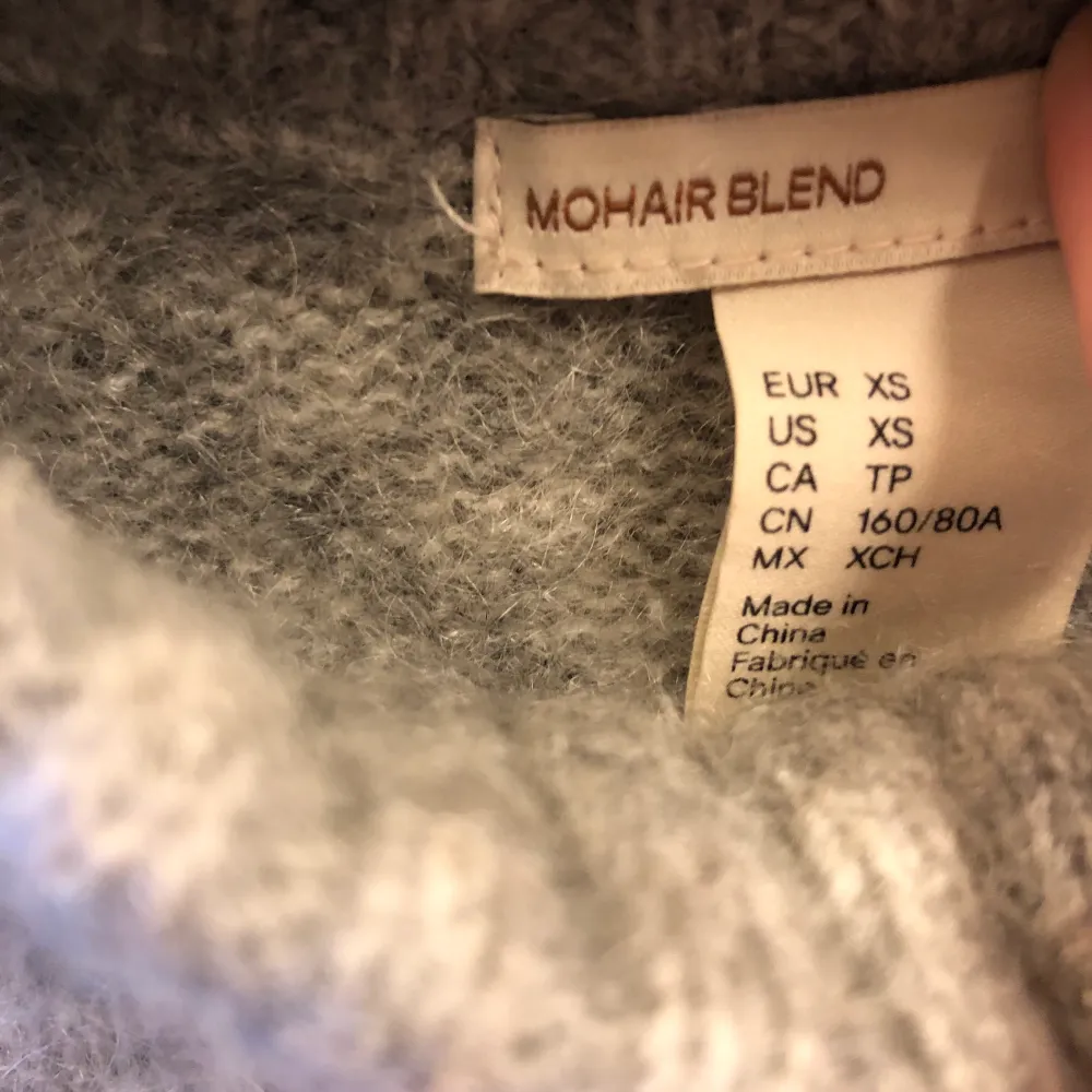 Den perfekta stickade tröja nu inför vintern!! Använd några få gånger men som i nyskick!🧡 Gjord i såkallad mohair blend, vilket gör den väldigt varm och skön! Tyvärr för stor för mig därför säljer jag!❤️❤️. Stickat.
