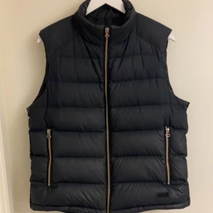 Hugo Boss Väst - Mörk marin blå Hugo Boss väst Size: M Cond: 6/10 