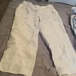 Ett par linne byxor som jag fick av min familj men dem satt konstigt på mig 