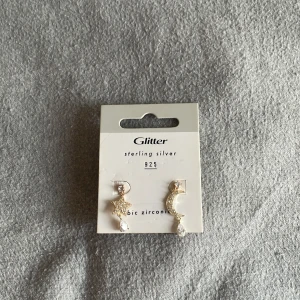 Örhänge måne och stjärna glitter - Helt oanvända, säljs för 100kr! 