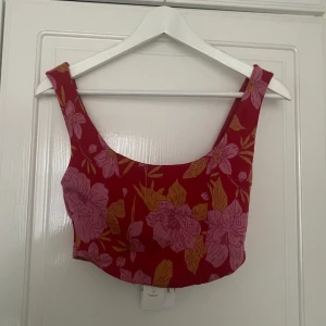 Mönstrad croptop Zara - Oanvänd blommönstrad topp från Zara med lappar kvar, storlek S, köpare står för frakt🌸