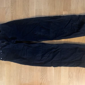 Byxor  - 75 kr var för byxorna dem är båda i medel har knappt använt dem. Exklusive frakt 