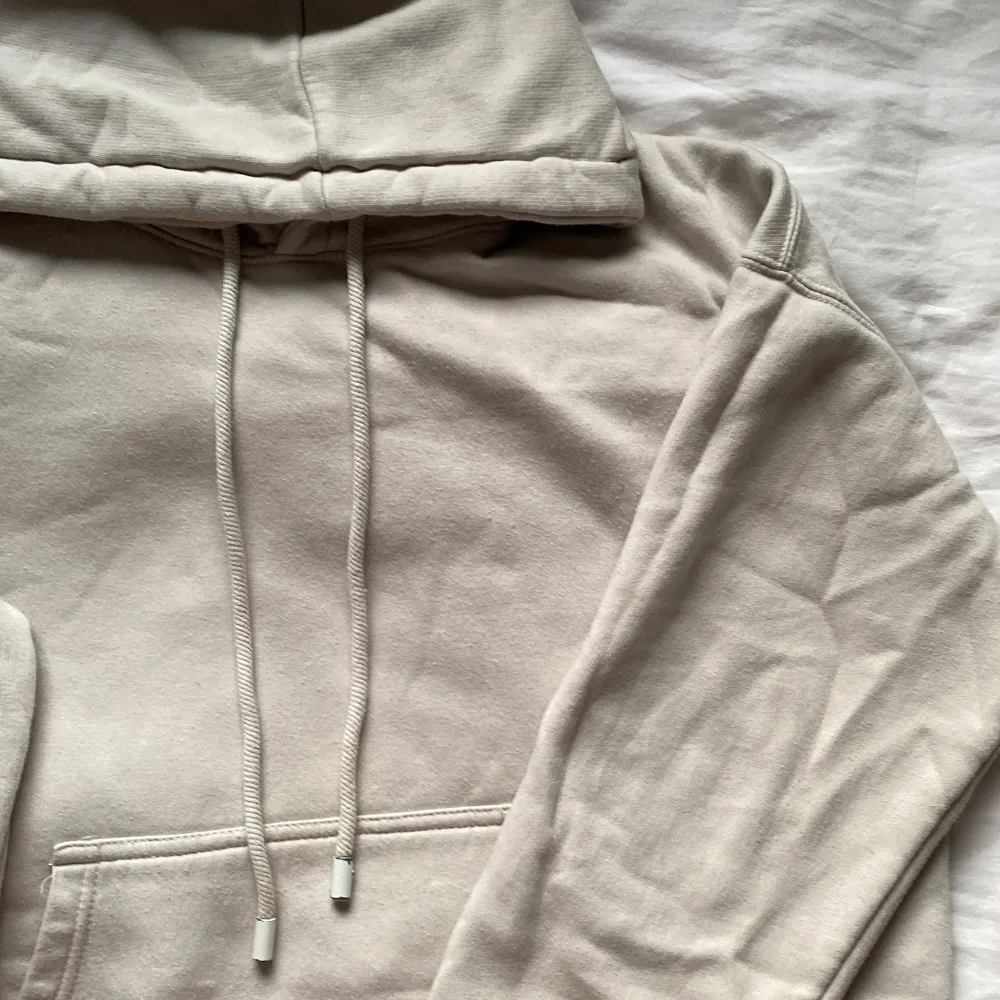 En oversized hoodie från Zara, jättemysig men kommer inte till användning längre. Lite depekter på ändarna av snörerna & på arm-muddarna.. Tröjor & Koftor.