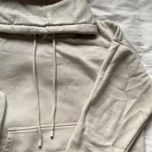 En oversized hoodie från Zara, jättemysig men kommer inte till användning längre. Lite depekter på ändarna av snörerna & på arm-muddarna.