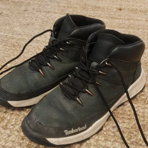 Fina Timberland skor - Fina skor är mycket  använda men är i ett riktigt bra matrial  Älskar hur skorna sitter.  Skriv till mig om ni tycler om skorna 