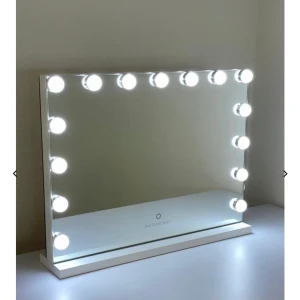 Sminkspegem  - Säljer en helt ny spegel som man kan använda till sminkbordet! Den är aldrig använd samt att strömkabel ingår i köpet. Lamporna har tre olika ljus där man dessutom kan sänka styrkan. Frakt ingår i priset. Dm för fler bilder. 