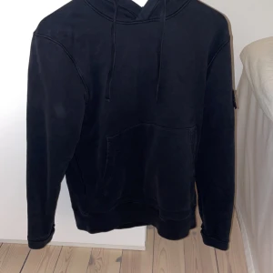 Stone Island Hoddie - Köptes på Stone Island butiken på Mäster Samuelsgatan 2. Skick: 9/10, använt några gånger men annars fräsh och i bra skick. Nypris: 2600kr Storlek: Small