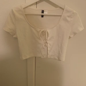 Top - Vit top ifrån H&M, nästan helt oanvänd, inga anmärkningar!🥰