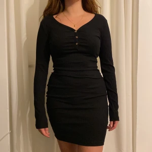 Klänning  - Svart tajt klänning från new yorker  Storlek S  Aldrig använd och prislappen sitter kvar